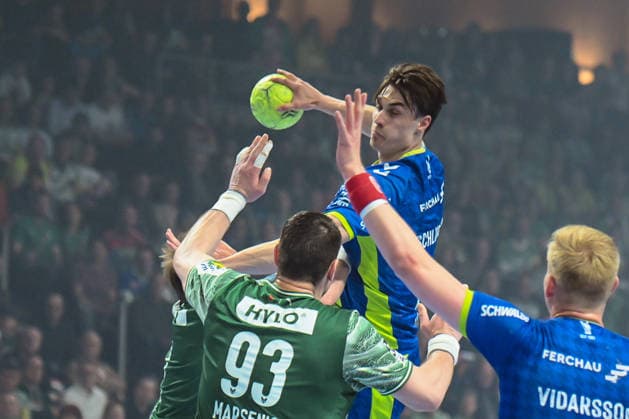 23.04.2026, xlakx, Handball Daikin HBL, Fuechse Berlin - VfL Gummersbach v.l. Miro Schluroff (VfL Gummersbach), Mijajlo Marsenic (Fuechse Berlin) setzt zum Sprungwurf an Berlin