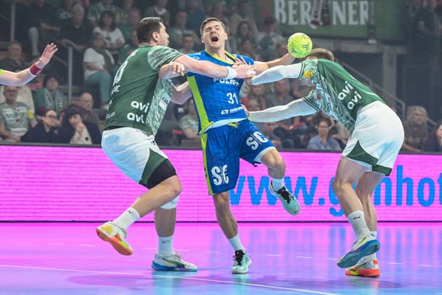23.04.2026, xlakx, Handball Daikin HBL, Fuechse Berlin - VfL Gummersbach v.l. Mijajlo Marsenic (Fuechse Berlin), Kay Smits (VfL Gummersbach), Lasse Andersson (Fuechse Berlin) Zweikampf, Duell, Kampf, tackle Berlin Daniel Lakomski