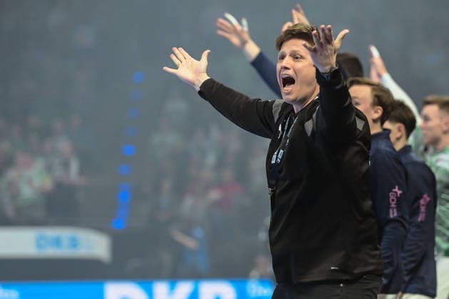 23.04.2026, xlakx, Handball Daikin HBL, Fuechse Berlin - VfL Gummersbach v.l. Nicolej Krickau (Fuechse Berlin Trainer) gibt Anweisungen, gestikuliert mit den Armen, gesticulate, gives instructions Berlin