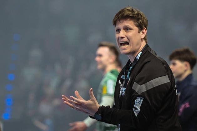 23.04.2026, xlakx, Handball Daikin HBL, Fuechse Berlin - VfL Gummersbach v.l. Nicolej Krickau (Fuechse Berlin Trainer) gibt Anweisungen, gestikuliert mit den Armen, gesticulate, gives instructions Berlin