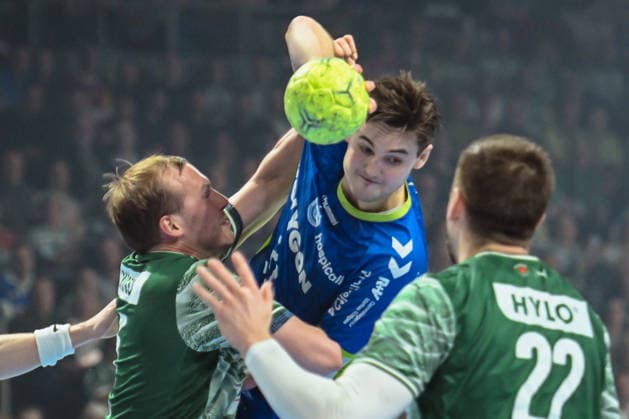23.04.2026, xlakx, Handball Daikin HBL, Fuechse Berlin - VfL Gummersbach v.l. Max Darj (Fuechse Berlin), Ludvig Hallbaeck (VfL Gummersbach) Zweikampf, Duell, Kampf, tackle Berlin