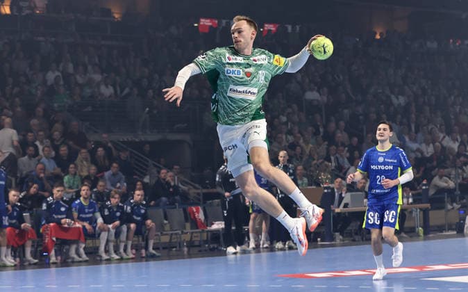 Mathias Gidsel erzielt ein Tor gegen Torwart Dominik Kuzmanovic Einzelbild Freisteller Aktion Handball HBL Bundesliga Herren 29. Spieltag Saison 2025 2026 23.04.2026 Füchse Berlin vs VfL Gummersbach