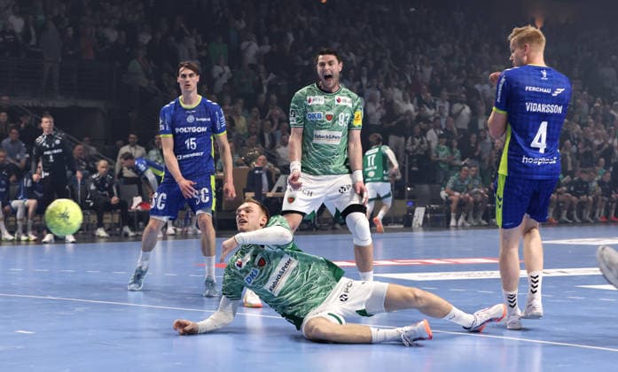 Mathias Gidsel erzielt ein Tor, Miro Schluroff, Mijajlo Marsenic, Ellidi Snaer Vidarsson Zweikampf Spielszene Aktion Handball HBL Bundesliga Herren 29. Spieltag Saison 2025 2026 23.04.2026 Füchse Berlin vs VfL Gummersbach
