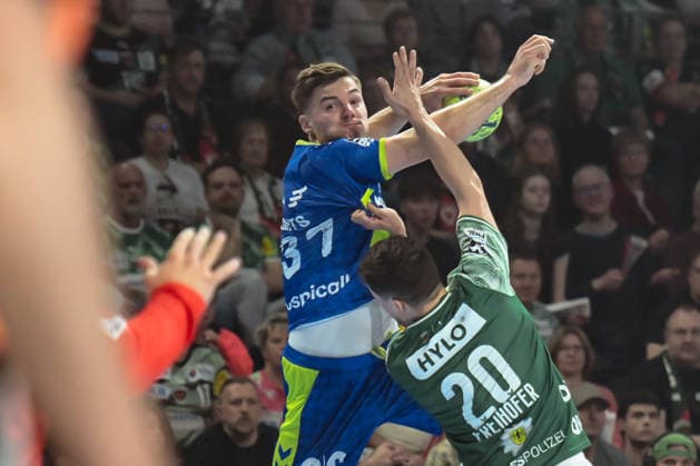 23.04.2026, xlakx, Handball Daikin HBL, Fuechse Berlin - VfL Gummersbach v.l. Kay Smits (VfL Gummersbach), Tim Freihoefer (Fuechse Berlin) Zweikampf, Duell, Kampf, tackle Berlin
