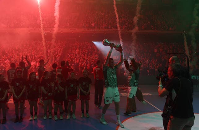 GER HBL Saison 2025 2026 FÜCHSE Berlin vs VfL Gummersbach, 23.04.26, Max-Schmeling-Halle, Berlin, Kapitän Max DARJ (Füchse Berlin 5), reckt den DHB-Pokal in die Höhe, Einlaufreremonie, Pokalsieger