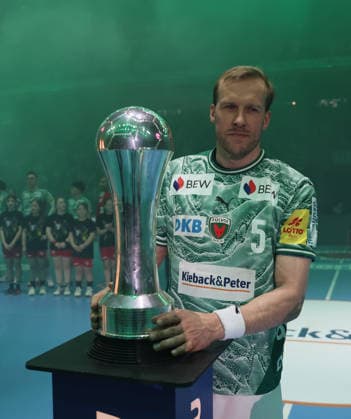 GER HBL Saison 2025 2026 FÜCHSE Berlin vs VfL Gummersbach, 23.04.26, Max-Schmeling-Halle, Berlin, Kapitän Max DARJ (Füchse Berlin 5) mit dem DHB-Pokal
