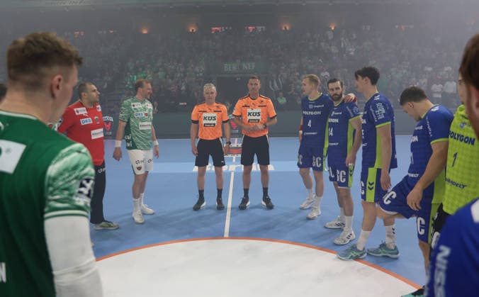 GER HBL Saison 2025 2026 FÜCHSE Berlin vs VfL Gummersbach, 23.04.26, Max-Schmeling-Halle, Berlin, Begrüßung, vor dem Spiel, beide Teams, Schiedsrichter