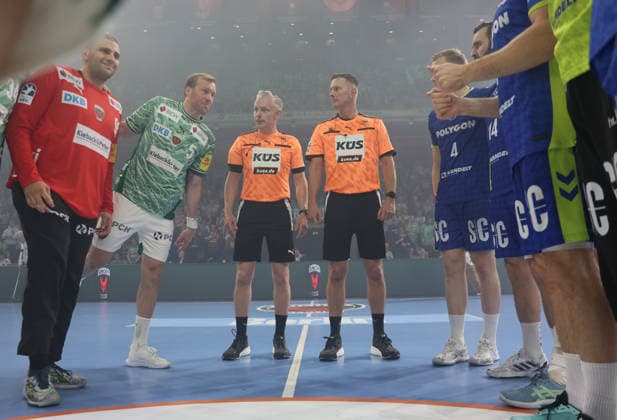 GER HBL Saison 2025 2026 FÜCHSE Berlin vs VfL Gummersbach, 23.04.26, Max-Schmeling-Halle, Berlin, Begrüßung, vor dem Spiel, beide Teams, Schiedsrichter