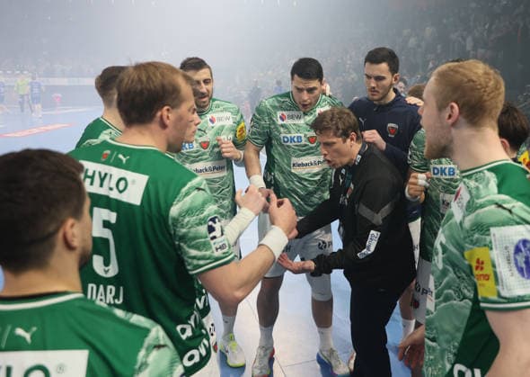 GER HBL Saison 2025 2026 FÜCHSE Berlin vs VfL Gummersbach, 23.04.26, Max-Schmeling-Halle, Berlin, Einschwören, vor dem Spiel, Team FÜCHSe Berlin, Nikolej KRICKAU (Füchse Berlin_Trainer)