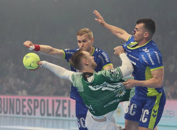 GER HBL Saison 2025 2026 FÜCHSE Berlin vs VfL Gummersbach, 23.04.26, Max-Schmeling-Halle, Berlin, Abwehrarbeit VfL Gummersbach, Ellidi Snaer VIDARSSON (VfL Gummersbach 4), Mathias GIDSEL (Füchse Berlin 19), Milos VUJOVIC (VfL Gummersbach 6)