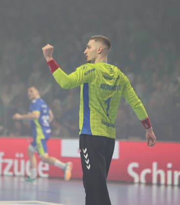 GER HBL Saison 2025 2026 FÜCHSE Berlin vs VfL Gummersbach, 23.04.26, Max-Schmeling-Halle, Berlin, Dominik KUZMANIVIC (VfL Gummersbach 1) jubelt nach erfolgreicher Parade, Emotion, Faust