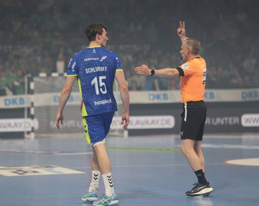 GER HBL Saison 2025 2026 FÜCHSE Berlin vs VfL Gummersbach, 23.04.26, Max-Schmeling-Halle, Berlin, 2-Minuten-Zeitstrafe für Miro SCHLUROFF (VfL Gummersbach 15), Schiedsrichter