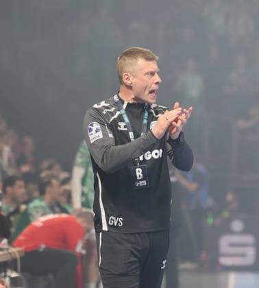 GER HBL Saison 2025 2026 FÜCHSE Berlin vs VfL Gummersbach, 23.04.26, Max-Schmeling-Halle, Berlin, Gudjon Valur SIGURDSSON (VfL Gummersbach_Trainer) feuert sein Team von der Seitenlinie an, Coaching