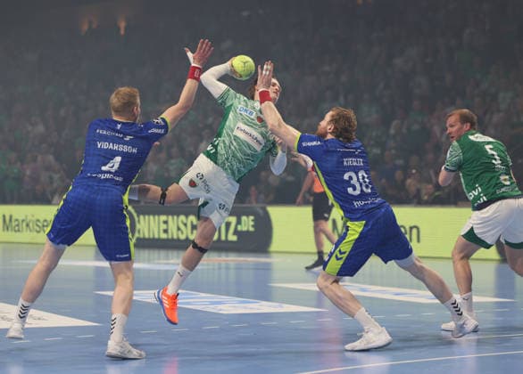 GER HBL Saison 2025 2026 FÜCHSE Berlin vs VfL Gummersbach, 23.04.26, Max-Schmeling-Halle, Berlin, Ellidi Snaer VIDARSSON (VfL Gummersbach 4), Tobias SCHJOELBERG GRÖNDAHL (Füchse Berlin 15), Tom KIESLER (VfL Gummersbach 30), Max DARJ (Füchse Berlin 5)