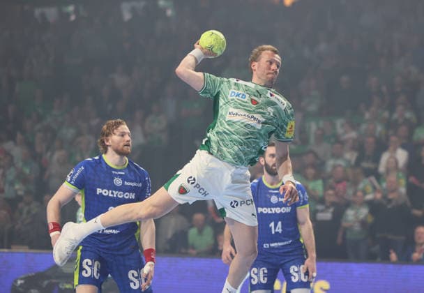 GER HBL Saison 2025 2026 FÜCHSE Berlin vs VfL Gummersbach, 23.04.26, Max-Schmeling-Halle, Berlin, Tom KIESLER (VfL Gummersbach 30), Max DARJ (Füchse Berlin 5), Teitur EINARSSON (VfL Gummersbach 14)