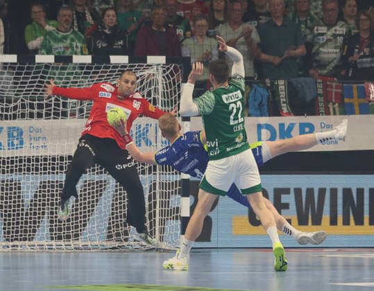 GER HBL Saison 2025 2026 FÜCHSE Berlin vs VfL Gummersbach, 23.04.26, Max-Schmeling-Halle, Berlin, Dejan MILOSAVLJEV (Füchse Berlin 96), Ellidi Snaer VIDARSSON (VfL Gummersbach 4), Nejc CEHTE (Füchse Berlin 22)