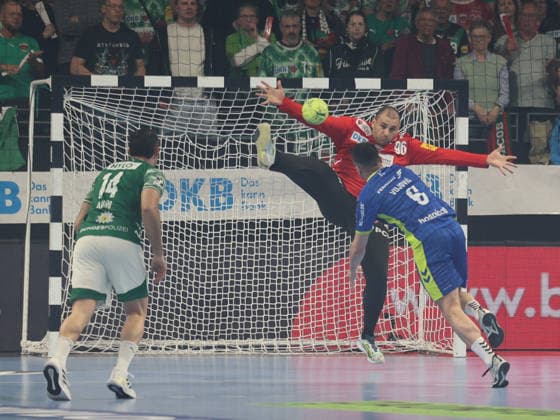 GER HBL Saison 2025 2026 FÜCHSE Berlin vs VfL Gummersbach, 23.04.26, Max-Schmeling-Halle, Berlin, Dejan MILOSAVLJEV (Füchse Berlin 96) pariert den Strafwurf von Milos VUJOVIC (VfL Gummersbach 6)