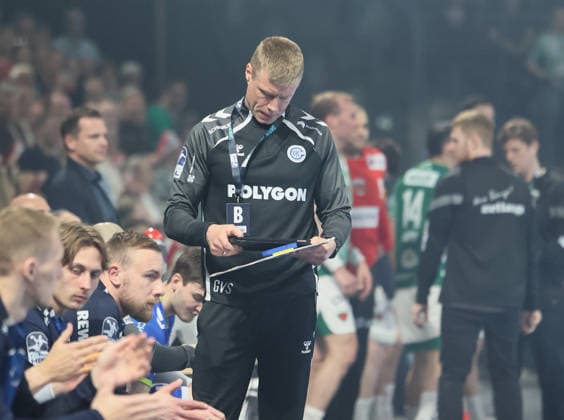 GER HBL Saison 2025 2026 FÜCHSE Berlin vs VfL Gummersbach, 23.04.26, Max-Schmeling-Halle, Berlin, Gudjon Valur SIGURDSSON (VfL Gummersbach_Trainer) checkt seine Statistik, an der Seitenlinie, Coaching