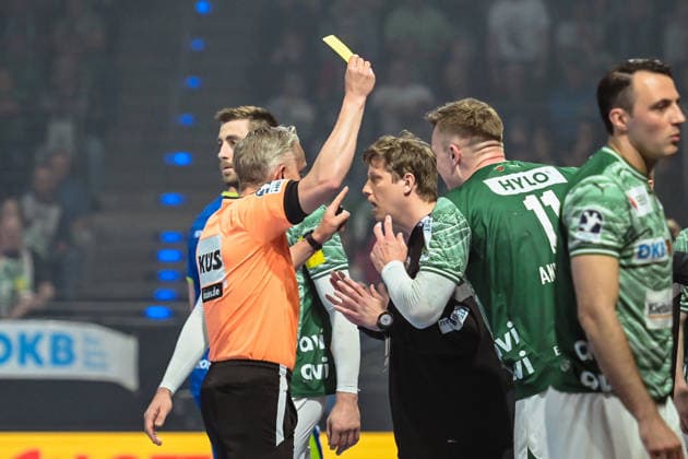 23.04.2026, xlakx, Handball Daikin HBL, Fuechse Berlin - VfL Gummersbach v.l. Nicolej Krickau (Fuechse Berlin Trainer) bekommt Gelbe Karte Berlin