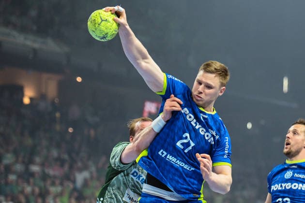 23.04.2026, xlakx, Handball Daikin HBL, Fuechse Berlin - VfL Gummersbach v.l. Max Darj (Fuechse Berlin), Kristjan Horzen (VfL Gummersbach) Zweikampf, Duell, Kampf, tackle Berlin
