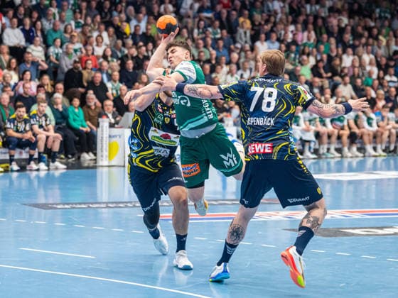 Elias Newel (Frisch Auf Goeppingen, 40) im Duell mit Steven Plucnar Jacobsen (Rhein-Neckar Loewen, 09) und Edwin Aspenbaeck (Rhein-Neckar Loewen, 78), Frisch Auf Goeppingen vs. Rhein-Neckar Loewen, Handball, 1. Bundesliga, Herren, Spielzeit 2025 2026, 23.04.2026, Frisch Auf Goeppingen vs. Rhein-Neckar Loewen, Handball, 1. Bundesliga, Herren, Spielzeit 2025 2026, 23.04.2026 Goeppingen Copyright: xEibner-Pressefoto MichaelxSchmidx EP_MST