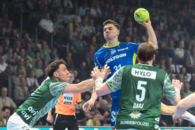 23.04.2026, xlakx, Handball Daikin HBL, Fuechse Berlin - VfL Gummersbach v.l. Lukas Herburger (Fuechse Berlin), Kay Smits (VfL Gummersbach) setzt zum Sprungwurf an Berlin