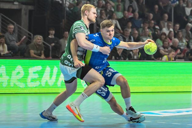 23.04.2026, xlakx, Handball Daikin HBL, Fuechse Berlin - VfL Gummersbach v.l. Matthes Langhoff (Fuechse Berlin), Kay Smits (VfL Gummersbach) Zweikampf, Duell, Kampf, tackle Berlin