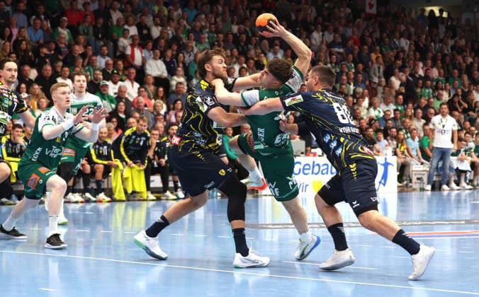 23.04.2026, Deutschland, Göppingen, Handball DAIKIN HBL Bundesliga, FRISCH AUF! Göppingen vs. Rhein-Neckar Löwen, v.l. Steven Plucnar Jacobsen (RNL), Elias Newel (FAG), Jannik Kohlbacher (RNL)