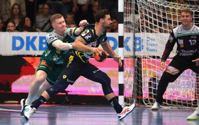 23.04.2026, Deutschland, Göppingen, Handball DAIKIN HBL Bundesliga, FRISCH AUF! Göppingen vs. Rhein-Neckar Löwen, v.l. Ymir Örn Gislason (FAG), Dani Baijens (RNL)