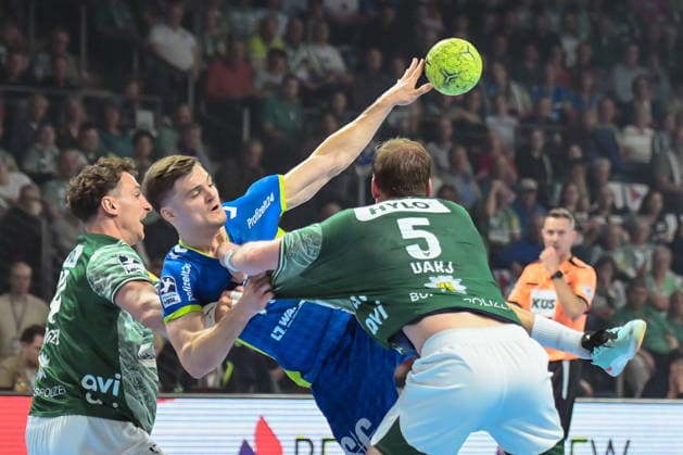 23.04.2026, xlakx, Handball Daikin HBL, Fuechse Berlin - VfL Gummersbach v.l. Lukas Herburger (Fuechse Berlin), Kay Smits (VfL Gummersbach), Max Darj (Fuechse Berlin),Max Darj (Fuechse Berlin) Zweikampf, Duell, Kampf, tackle Berlin