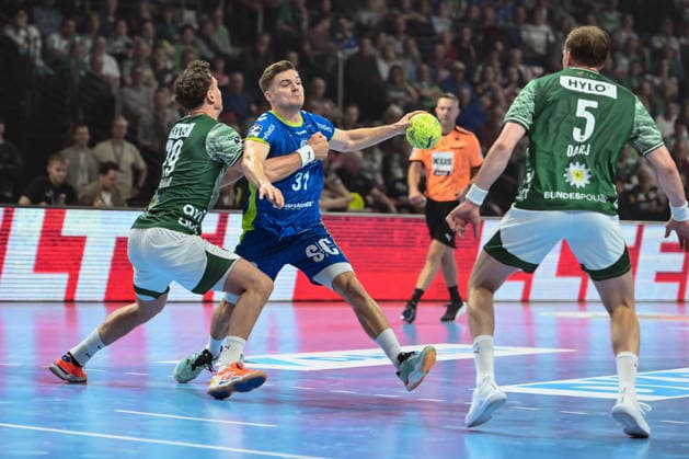 23.04.2026, xlakx, Handball Daikin HBL, Fuechse Berlin - VfL Gummersbach v.l. Lukas Herburger (Fuechse Berlin), Kay Smits (VfL Gummersbach), Max Darj (Fuechse Berlin) Zweikampf, Duell, Kampf, tackle Berlin