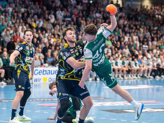 Elias Newel (Frisch Auf Goeppingen, 40) im Zweikampf mit Steven Plucnar Jacobsen (Rhein-Neckar Loewen, 09), Frisch Auf Goeppingen vs. Rhein-Neckar Loewen, Handball, 1. Bundesliga, Herren, Spielzeit 2025 2026, 23.04.2026, Frisch Auf Goeppingen vs. Rhein-Neckar Loewen, Handball, 1. Bundesliga, Herren, Spielzeit 2025 2026, 23.04.2026 Goeppingen Copyright: xEibner-Pressefoto MichaelxSchmidx EP_MST