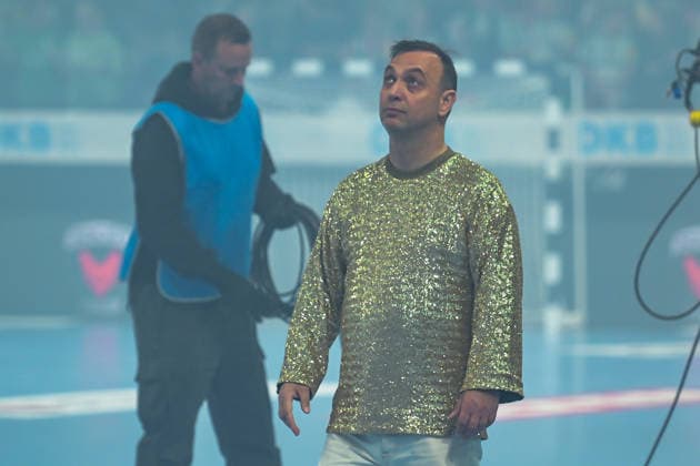 23.04.2026, xlakx, Handball Daikin HBL, Fuechse Berlin - VfL Gummersbach v.l. Bob Hanning (Fuechse Berlin Geschaeftsfuehrer) mit einem goldenen Glitzer Pullover Berlin