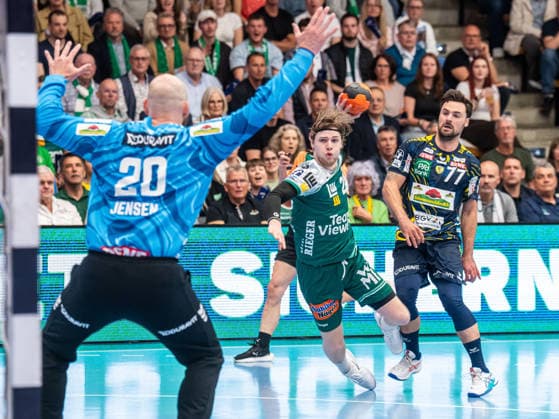 Franko Lastro (Frisch Auf Goeppingen, 28) in vollem Tempo gegen Dani Baijens (Rhein-Neckar Loewen, 77), Frisch Auf Goeppingen vs. Rhein-Neckar Loewen, Handball, 1. Bundesliga, Herren, Spielzeit 2025 2026, 23.04.2026, Frisch Auf Goeppingen vs. Rhein-Neckar Loewen, Handball, 1. Bundesliga, Herren, Spielzeit 2025 2026, 23.04.2026 Goeppingen Copyright: xEibner-Pressefoto MichaelxSchmidx EP_MST