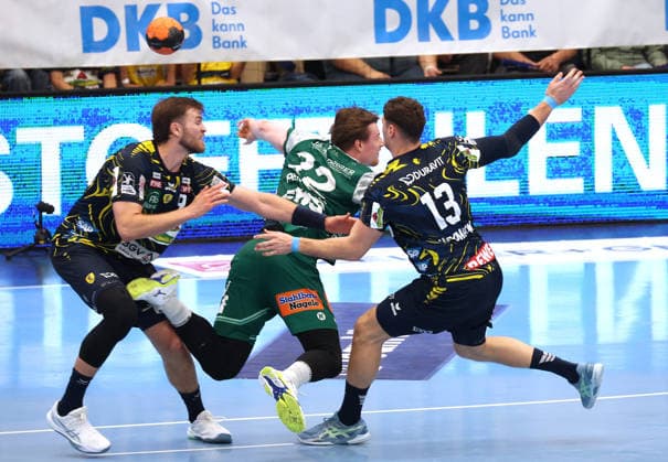 23.04.2026, Deutschland, Göppingen, Handball DAIKIN HBL Bundesliga, FRISCH AUF! Göppingen vs. Rhein-Neckar Löwen, v.l. Steven Plucnar Jacobsen (RNL), Erik Persson (FAG), Sebastian Heymann (FAG)