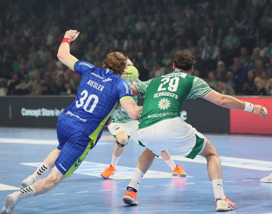GER HBL Saison 2025 2026 FÜCHSE Berlin vs VfL Gummersbach, 23.04.26, Max-Schmeling-Halle, Berlin, Kreisläufer, Fight, Tom KIESLER (VfL Gummersbach 30), Lukas HERBURGER (Füchse Berlin 29), Einsatz, Sperre