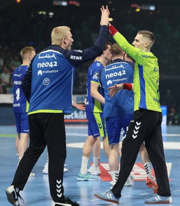GER HBL Saison 2025 2026 FÜCHSE Berlin vs VfL Gummersbach, 23.04.26, Max-Schmeling-Halle, Berlin, Bertram OBLING (VfL Gummersbach 16) und Dominik KUZMANIVIC (VfL Gummersbach 1) klatschen ab, Emotion, Team-Spirit