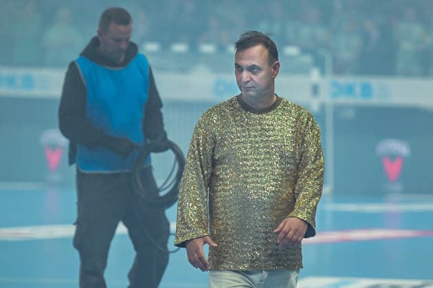 23.04.2026, xlakx, Handball Daikin HBL, Fuechse Berlin - VfL Gummersbach v.l. Bob Hanning (Fuechse Berlin Geschaeftsfuehrer) mit einem goldenen Glitzer Pullover Berlin