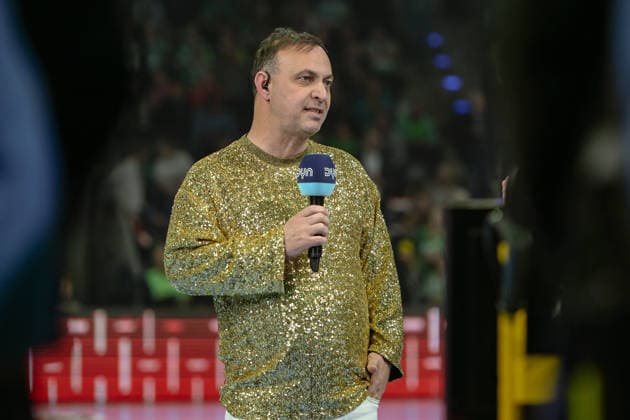 23.04.2026, xlakx, Handball Daikin HBL, Fuechse Berlin - VfL Gummersbach v.l. Bob Hanning (Fuechse Berlin Geschaeftsfuehrer) mit einem goldenen Glitzer Pullover Berlin