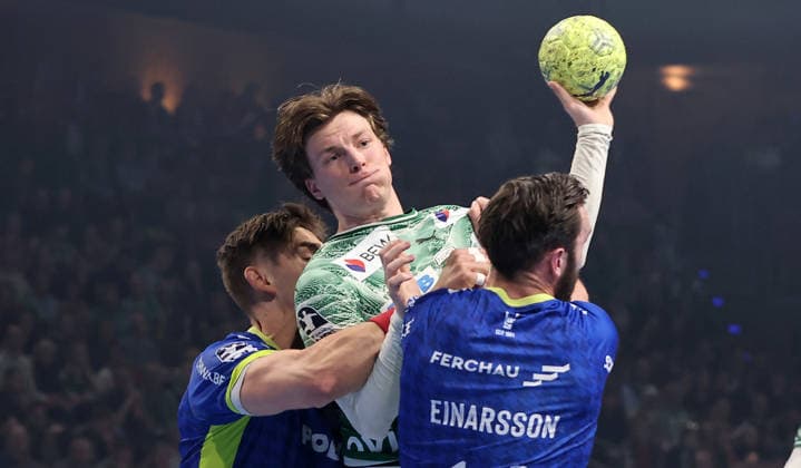 Stepan Zeman, Nils Lichtlein am Ball, Teitur Örn Einarsson Zweikampf Spielszene Aktion Handball HBL Bundesliga Herren 29. Spieltag Saison 2025 2026 23.04.2026 Füchse Berlin vs VfL Gummersbach