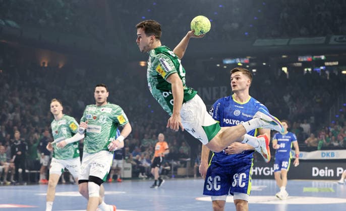 Tim Freihöfer erzielt ein Tor, Kay Smits Zweikampf Spielszene Aktion Handball HBL Bundesliga Herren 29. Spieltag Saison 2025 2026 23.04.2026 Füchse Berlin vs VfL Gummersbach *** Tim Freihöfer scores a goal, Kay Smits duel Game scene Action Sport Handball HBL Bundesliga Men 29 Matchday Season 2025 2026 23 04 2026 Füchse Berlin vs VfL Gummersbach