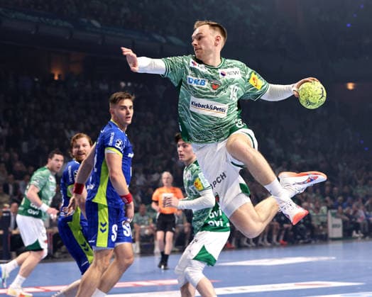 Mathias Gidsel erzielt ein Tor Zweikampf Spielszene Aktion Handball HBL Bundesliga Herren 29. Spieltag Saison 2025 2026 23.04.2026 Füchse Berlin vs VfL Gummersbach