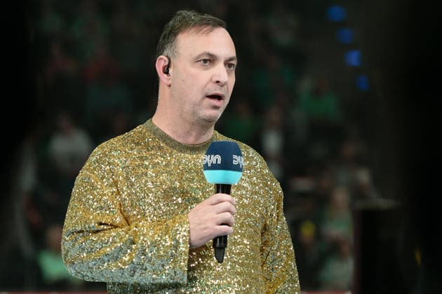 23.04.2026, xlakx, Handball Daikin HBL, Fuechse Berlin - VfL Gummersbach v.l. Bob Hanning (Fuechse Berlin Geschaeftsfuehrer) mit einem goldenen Glitzer Pullover Berlin