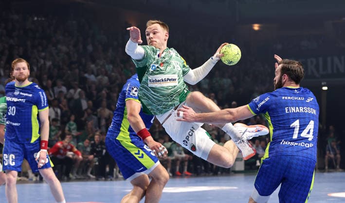 Stepan Zeman, Mathias Gidsel erzielt ein Tor, Teitur Örn Einarsson Zweikampf Spielszene Aktion Handball HBL Bundesliga Herren 29. Spieltag Saison 2025 2026 23.04.2026 Füchse Berlin vs VfL Gummersbach