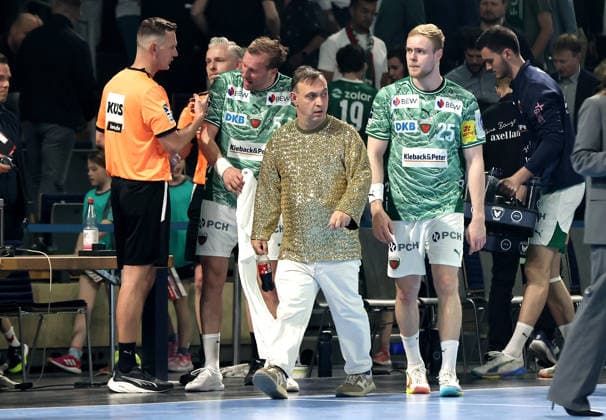 Manager Bob Hanning in goldenem Outfit Handball HBL Bundesliga Herren 29. Spieltag Saison 2025 2026 23.04.2026 Füchse Berlin vs VfL Gummersbach