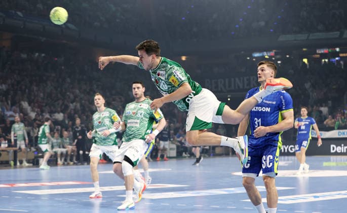 Tim Freihöfer erzielt ein Tor, Kay Smits Zweikampf Spielszene Aktion Handball HBL Bundesliga Herren 29. Spieltag Saison 2025 2026 23.04.2026 Füchse Berlin vs VfL Gummersbach