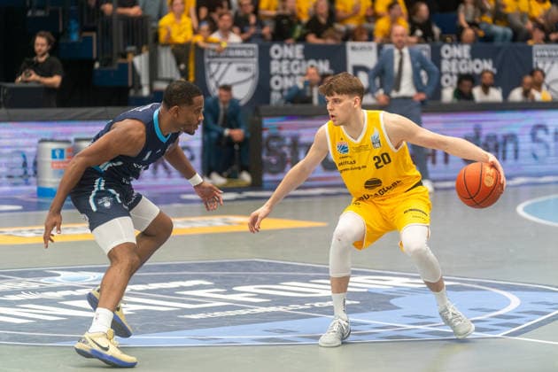 Perttu Blomgren (Syntainics MBC, 20) im Zweikampf gegen Michael Anthony Caffey (CSO Voluntari, 05) GER, Syntainics MBC vs. CSO Voluntari, Basketball, European North Basketball League, Spiel um Platz 3, Saison 2025 2026, 23.04.2026 GER, Syntainics MBC vs. CSO Voluntari, Basketball, European North Basketball League, Spiel um Platz 3, Saison 2025 2026, 23.04.2026 Weissenfels Copyright: xEibner-Pressefoto PiaxSchindlerx EP_PSR