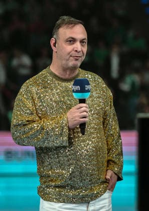 23.04.2026, xlakx, Handball Daikin HBL, Fuechse Berlin - VfL Gummersbach v.l. Bob Hanning (Fuechse Berlin Geschaeftsfuehrer) mit einem goldenen Glitzer Pullover Berlin