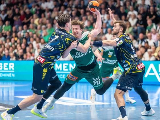 Erik Persson (Frisch Auf Goeppingen, 22) im Duell mit Robert Timmermeister (Rhein-Neckar Loewen, 07) und Mathias Larson (Rhein-Neckar Loewen, 04), Frisch Auf Goeppingen vs. Rhein-Neckar Loewen, Handball, 1. Bundesliga, Herren, Spielzeit 2025 2026, 23.04.2026, Frisch Auf Goeppingen vs. Rhein-Neckar Loewen, Handball, 1. Bundesliga, Herren, Spielzeit 2025 2026, 23.04.2026 Goeppingen Copyright: xEibner-Pressefoto MichaelxSchmidx EP_MST