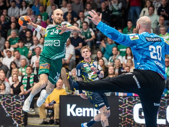 Marcel Schiller (Frisch Auf Goeppingen, 24) im Duell mit MIke Jensen (Rhein-Neckar Loewen, 20), Frisch Auf Goeppingen vs. Rhein-Neckar Loewen, Handball, 1. Bundesliga, Herren, Spielzeit 2025 2026, 23.04.2026, Frisch Auf Goeppingen vs. Rhein-Neckar Loewen, Handball, 1. Bundesliga, Herren, Spielzeit 2025 2026, 23.04.2026 Goeppingen Copyright: xEibner-Pressefoto MichaelxSchmidx EP_MST
